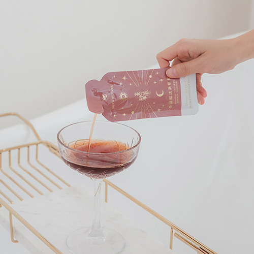 一張含有 餐具, 人員, 廚房用具, 室內 的圖片自動產生的描述