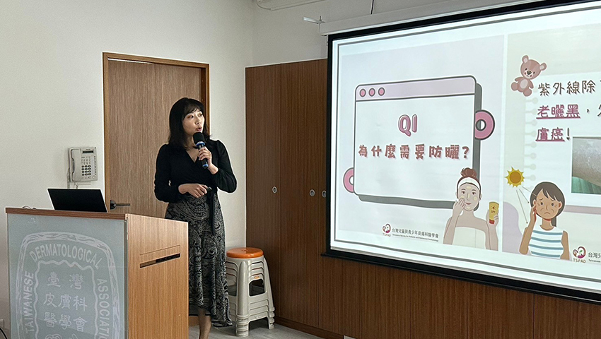 一張含有 文字, 室內, 牆, 服裝 的圖片自動產生的描述