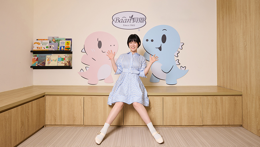 一張含有 牆, 室內, 服裝, 足部穿著 的圖片自動產生的描述