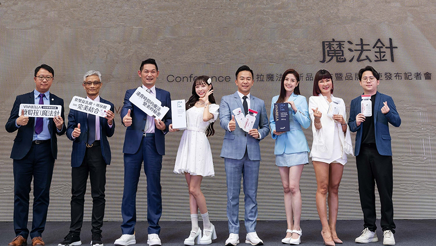 一張含有 服裝, 人員, 足部穿著, 微笑 的圖片自動產生的描述